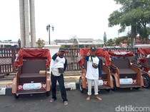 Senyum Lebar Bukari Dapat Becak Listrik di Indramayu
