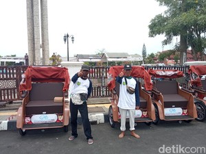Senyum Lebar Bukari Dapat Becak Listrik di Indramayu
