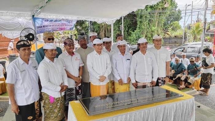 Bupati Badung, I Wayan Adi Arnawa, meresmikan Taman Mekotek Desa Wisata Munggu, Kamis (13/11/2025). (Foto: Agus Eka/detikBali)
