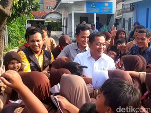 Bupati Aep Jadi Buruan Ratusan Siswa SD di Adiarsa Karawang