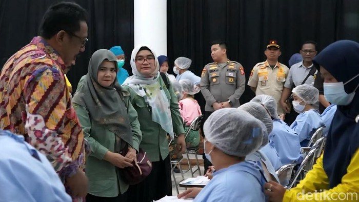 Bupati Sukabumi Asep Japar meninjau pelaksanaan pelayanan DPPKB yang diikuti sejumlah peserta di RS Bhayangkara Setukpa Polri