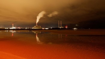 Di Pelabuhan Dublin, deretan lampu feri Irish Ferries memantul lembut di permukaan air, menciptakan pemandangan magis yang tertangkap sempurna lewat teknik eksposur panjang. REUTERS/Clodagh Kilcoyne