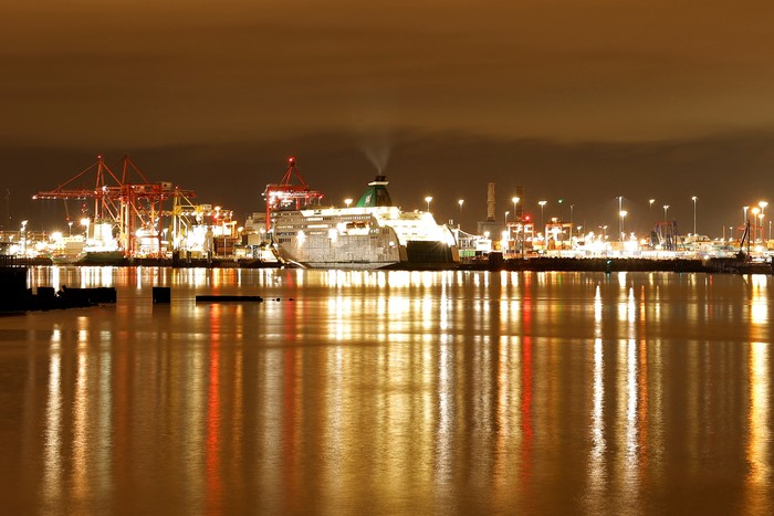 Malam di Dublin, Irlandia, menghadirkan pesona yang berbeda. Di Pelabuhan Dublin, deretan lampu feri Irish Ferries memantul lembut di permukaan air, menciptakan pemandangan magis yang tertangkap sempurna lewat teknik eksposur panjang. Kilau lampu dan bayangan yang menari di air menambah kesan tenang sekaligus dramatis di jantung ibu kota Irlandia itu. REUTERS/Clodagh Kilcoyne
