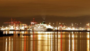 Gabungan antara keindahan cahaya kota dan elemen industri menciptakan potret Dublin yang memikat: modern, sibuk, namun tetap memancarkan ketenangan. REUTERS/Clodagh Kilcoyne