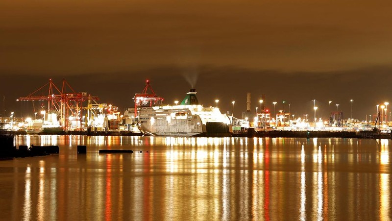 Malam di Dublin, Irlandia, menghadirkan pesona yang berbeda. Di Pelabuhan Dublin, deretan lampu feri Irish Ferries memantul lembut di permukaan air, menciptakan pemandangan magis yang tertangkap sempurna lewat teknik eksposur panjang. Kilau lampu dan bayangan yang menari di air menambah kesan tenang sekaligus dramatis di jantung ibu kota Irlandia itu. REUTERS/Clodagh Kilcoyne