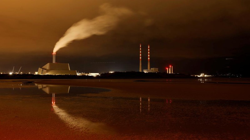 Malam di Dublin, Irlandia, menghadirkan pesona yang berbeda. Di Pelabuhan Dublin, deretan lampu feri Irish Ferries memantul lembut di permukaan air, menciptakan pemandangan magis yang tertangkap sempurna lewat teknik eksposur panjang. Kilau lampu dan bayangan yang menari di air menambah kesan tenang sekaligus dramatis di jantung ibu kota Irlandia itu. REUTERS/Clodagh Kilcoyne