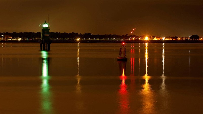 Malam di Dublin, Irlandia, menghadirkan pesona yang berbeda. Di Pelabuhan Dublin, deretan lampu feri Irish Ferries memantul lembut di permukaan air, menciptakan pemandangan magis yang tertangkap sempurna lewat teknik eksposur panjang. Kilau lampu dan bayangan yang menari di air menambah kesan tenang sekaligus dramatis di jantung ibu kota Irlandia itu. REUTERS/Clodagh Kilcoyne