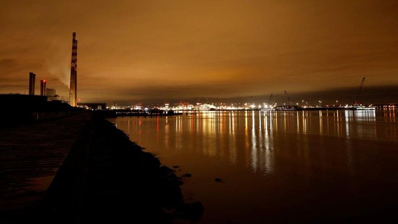 Malam di Dublin, Irlandia, menghadirkan pesona yang berbeda. Di Pelabuhan Dublin, deretan lampu feri Irish Ferries memantul lembut di permukaan air, menciptakan pemandangan magis yang tertangkap sempurna lewat teknik eksposur panjang. Kilau lampu dan bayangan yang menari di air menambah kesan tenang sekaligus dramatis di jantung ibu kota Irlandia itu. REUTERS/Clodagh Kilcoyne