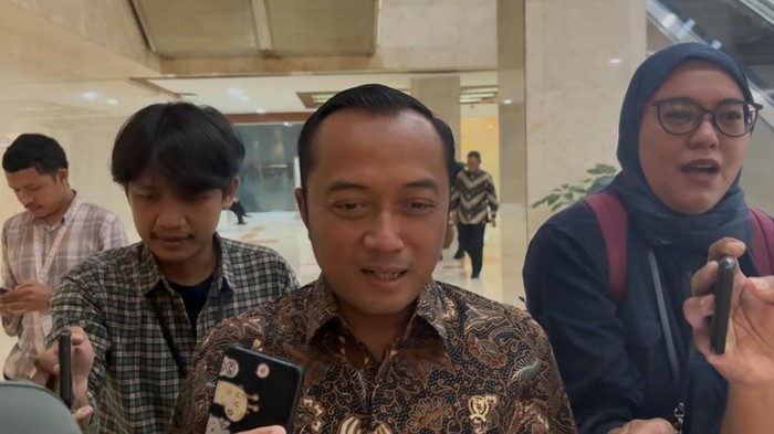 Mensesneg Prasetyo Hadi di kompleks parlemen, Senayan, Jakarta, Kamis (13/11/2025).