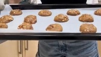 Momen memasaknya juga Dewi tunjukkan ketika memanggang kue. Ia membuat cookies dan hasilnya tampak lezat. Foto: Instagram/@rezerdewi