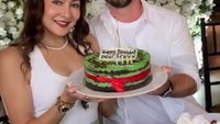 Momen lain dari Dewi Rezer bersama sang suami. Mereka merayakan ulang tahunnya di restoran Liberta sambil membawa seloyang kue cantik. Foto: Instagram/@rezerdewi