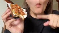 Dewi juga suka memasak sendiri makanan yang ia nikmati setiap hari. Ini salah satu kreasinya, yaitu bruschetta ricotta toast. Foto: Instagram/@rezerdewi