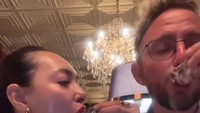 Aktris cantik ini diketahui sudah menikah dengan seorang bule. Momen kuliner bersama sang suami sering dipamerkan lewat sebuah video. Salah satunya ketika hari pernikahan, mereka menikmati tiram mentah. Foto: Instagram/@rezerdewi
