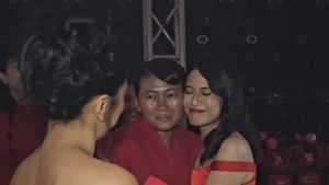 Perasaan Penjual Sosis Asal Tegal Dipeluk Dian Sastro Usai Jadi Model di JFW
