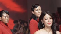 Sherali atau Saeruroh seorang penjual sosis asal Tegal, viral karena aksinya mencuri perhatian usai jadi model di Jakarta Fashion Week 2026 bareng Dian Sastro. Foto: dok instagram Ponds dan Dian Sastro