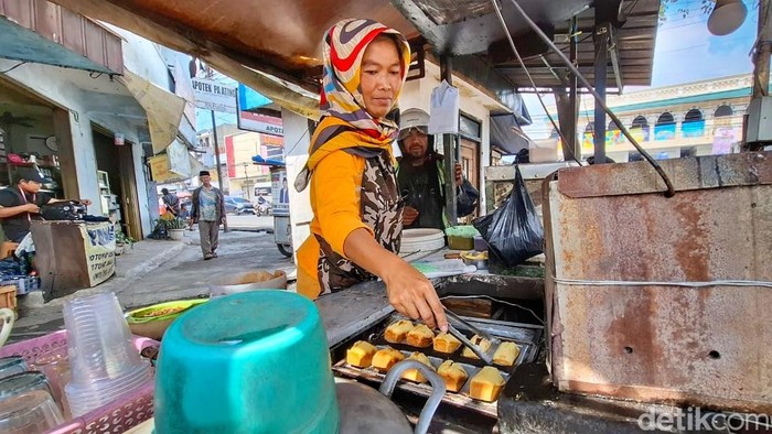 Dinar Kamal (45), saat memasak kue balok di depan Pasar Sehat Banjaran, Kecamatan Banjaran, Kabupaten Bandung.