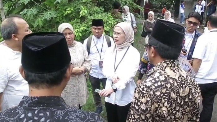 Direktur Jenderal Cipta Karya Kementerian PUPR, Dewi Chomistriana saat meninjau lahan Ponpes Al Khoziny.