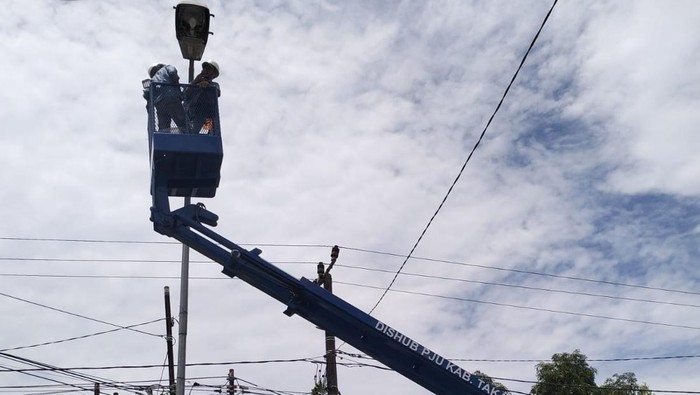 Dishub Takalar mulai memperbaiki lampu PJU yang rusak di sejumlah titik.