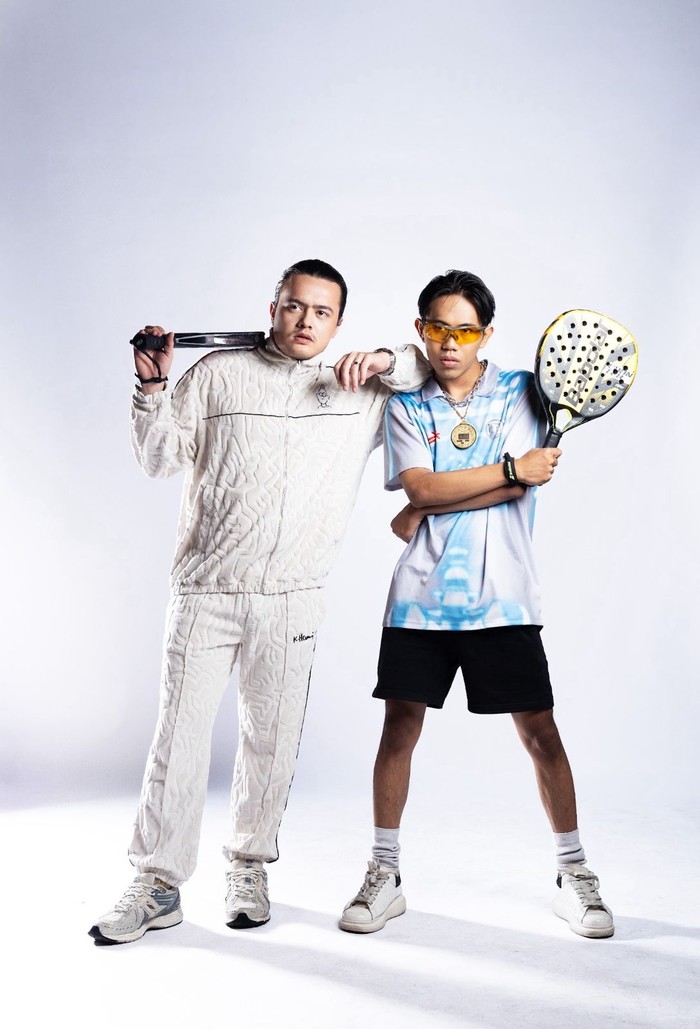 DJ JayJax berkolaborasi dengan TOXICDEV! dalam single baru FOMO. Lagu ini menggabungkan musik elektronik dan hip-hop, mencerminkan fenomena sosial generasi digital.