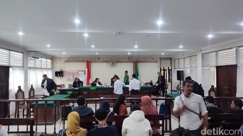 Dua siswa yang terlibat aksi pelemparan bom molotov menjalani sidang perdana di PN Denpasar, Kamis (13/11/2025). (Foto: Ahmad Firizqi Irwan/detikBali)