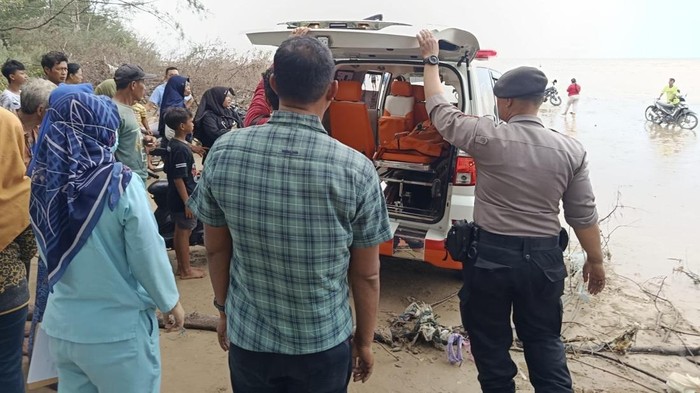 Evakuasi mayat wanita berhijab tewas tergantung di Pantai Dasun, Lasem, Rembang, Kamis (13/11/2025).