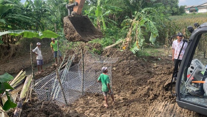 Forkopimcam memberikan bantuan kepada korban banjir di Gresik.