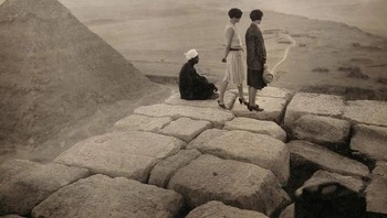 Turis Berdiri di Puncak Piramida Besar (1920-an) Foto oleh George Rinhart. Foto: Boredpanda