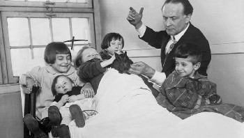 Ilusionis Houdini menghibur anak-anak yang dirawat di rumah sakit pada tahun 1925 Foto: Boredpanda
