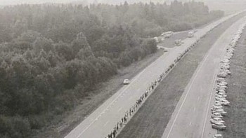 Pada tanggal 23 Agustus 1989, dua juta orang bergandengan tangan untuk membentuk rantai manusia yang membentang sepanjang 675,5 km melintasi tiga Negara Baltik yaitu Lithuania, Estonia, dan Latvia. Foto: Boredpanda