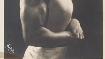 Akrobat Lusita Leers saat bekerja dengan sirkus Ringling Bros Barnum dan bailey, sekitar bulan Agustus 1932. Foto: Boredpanda