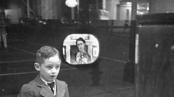 Anak laki-laki menonton TV untuk pertama kalinya di jendela toko peralatan, 1948 Foto: Boredpanda