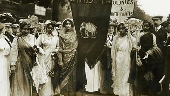 Para pejuang hak pilih perempuan India ikut serta dalam pawai besar-besaran melalui London menuntut hak pilih bagi kaum perempuan, untuk menandai penobatan Raja George V, 17 Juni 1911. Foto: Boredpanda