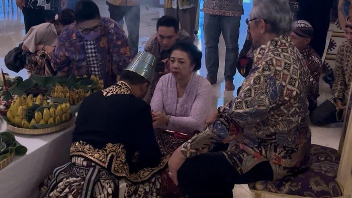 Foto KGPH Mangkubumi dinobatkan sebagai PB XIV