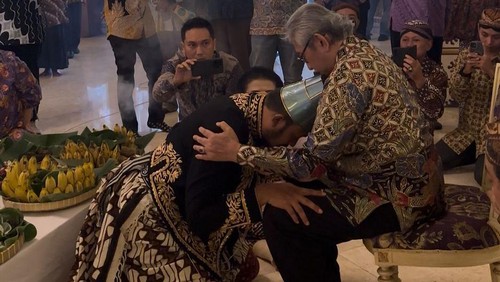 Foto KGPH Mangkubumi dinobatkan sebagai PB XIV