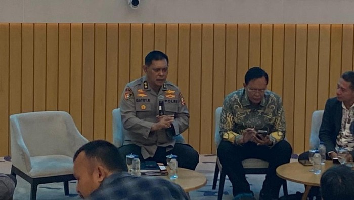 Dosen Kepolisian Utama Tingkat I STIK Lemdiklat Polri, Irjen Gatot Repli Handoko, di command center kompleks parlemen, Senayan, Jakarta, Kamis (13/11/2025).