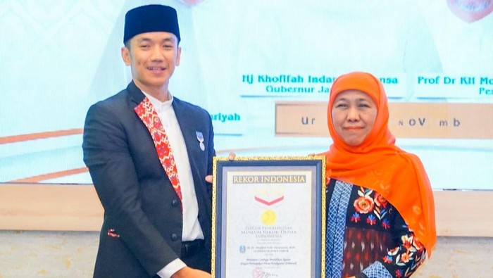 Gubernur Jatim Khofifah Indar Parawansa terima MURI usai Pesantren Al-Yasmin terbangkan konfigurasi drone terbanyak.