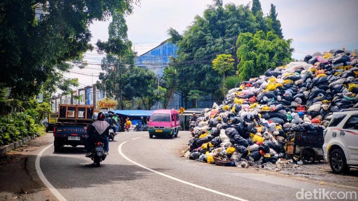 Gunungan sampah di Jalan Gunung Batu, Kota Bandung