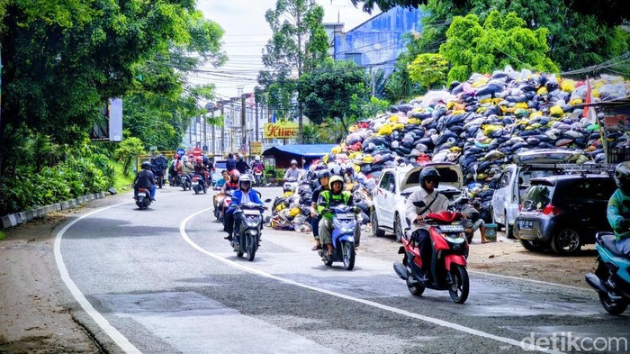 Gunungan sampah di Jalan Gunung Batu, Kota Bandung