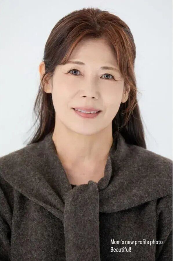 Ibu Han Hyo Joo memulai debut jadi artis.