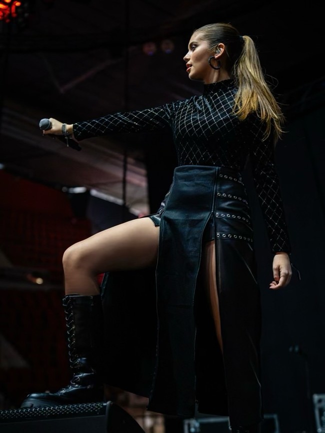 “Metal telah menjadi bagian fundamental dari diriku sebagai pribadi dan hidupku sebagai tempat berlindung, sumber kekuatan, dan tujuan. Mampu mengekspresikannya di atas panggung @misschilemundo dan @chilevision adalah kesempatan yang sangat aku hargai, tulisnya saat mengunggah momen itu di Instagram. Foto: Instagram @ignacia.fdez