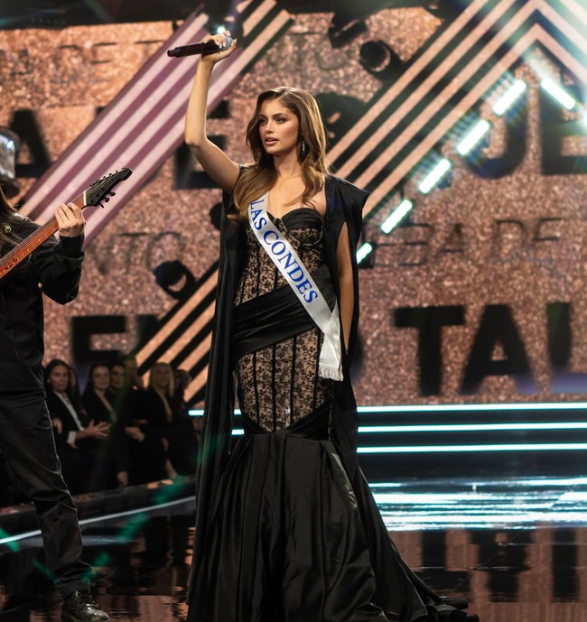 Dibawakan dengan gaun dan riasan yang glamour, penampilan wanita 27 tahun itu menuai banyak pujian. Foto: Instagram @ignacia.fdez