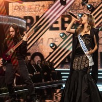 Dalam kesempatan tersebut, Ignacia tampil bersama gitaris dari brandnya, Decessus, Carlos Palma Morán. Foto: Instagram @ignacia.fdez