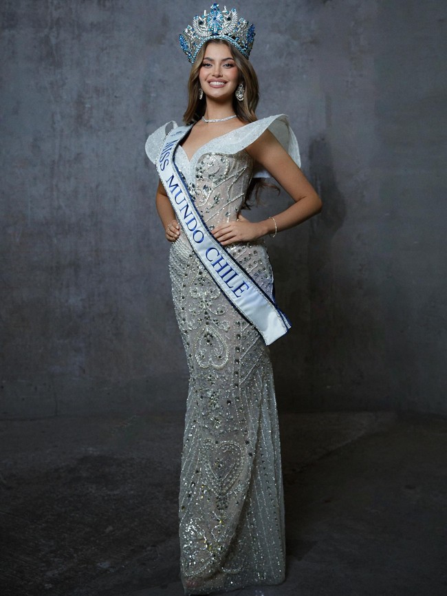 Ignacia Fernández menarik perhatian para penonton dengan bakatnya yang tidak biasa di panggung ajang kecantikan. Setelah jadi viral, wanita cantik itu akhirnya berhasil meraih mahkota Miss World Chili 2025. Foto: Instagram @ignacia.fdez