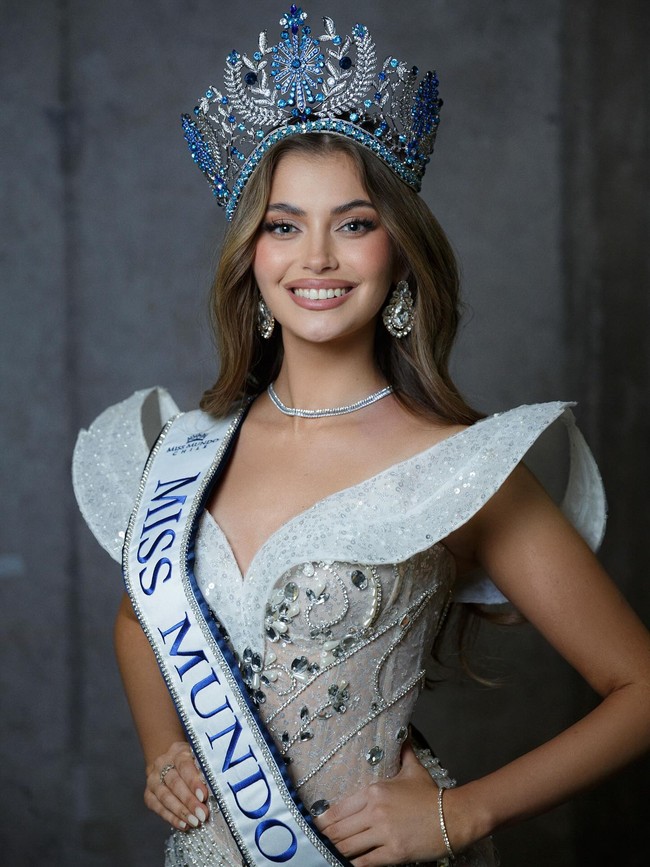 Di babak semifinalis, Ignacia Fernández sempat mengejutkan penonton dan juri dengan kemampuan bernyanyinya. Ignacia memilih lagu bergenre death metal yang tidak biasa untuk seorang wanita apalagi di acara Miss World. Foto: Instagram @ignacia.fdez