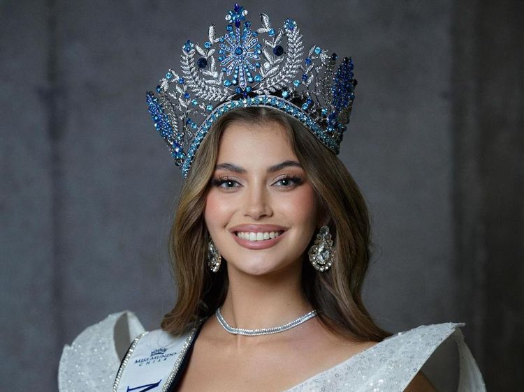 Potret Cantik Penyanyi Death Metal Viral Kini Jadi Miss World Chili 2025