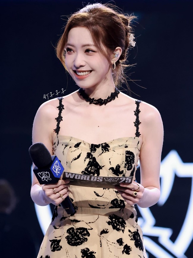 Iris Feng dikenal sebagai pembawa acara dan penerjemah China untuk LPL (League of Legends Pro League). Baru-baru ini ia menjadi presenter untuk League of Legends Worlds 2025 di Chengdu. Foto: Instagram @xiraniris