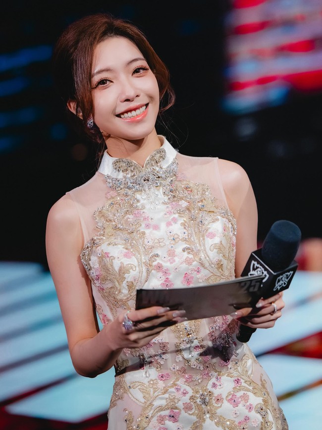 Salah satu momen paling gugup baginya adalah Kejuaraan Dunia 2018 di mana ia diminta jadi pembawa acara dengan pemberitahuan yang sangat singkat. Setelah pertunjukan itu, kakiku mati rasa. Tapi bisa berbicara dengan orang-orang dari seluruh dunia dan mendengar cerita mereka sungguh merupakan pengalaman yang romantis, kenangnya. Foto: Instagram @xiraniris