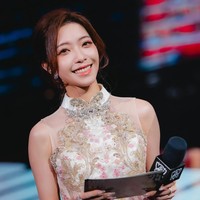 Salah satu momen paling gugup baginya adalah Kejuaraan Dunia 2018 di mana ia diminta jadi pembawa acara dengan pemberitahuan yang sangat singkat. Setelah pertunjukan itu, kakiku mati rasa. Tapi bisa berbicara dengan orang-orang dari seluruh dunia dan mendengar cerita mereka sungguh merupakan pengalaman yang romantis, kenangnya. Foto: Instagram @xiraniris