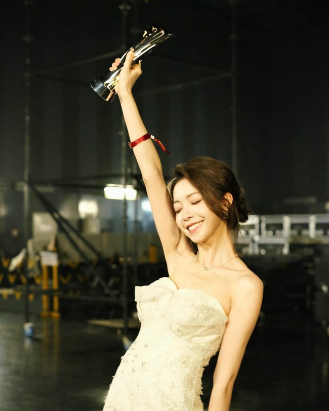 Ketika menyaksikan lebih dari 40.000 penggemar bersorak di Stadion Nasional Beijing selama laga final SSG vs. SKT yang legendaris, momen itu memicu kecintaannya yang mendalam pada profesinya sekarang. Foto: Instagram @xiraniris