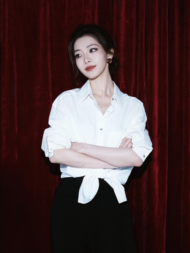 Meski begitu, diakui Iris, transisi dari belakang panggung ke atas panggung bukanlah tanpa tantangan. Iris mengakui bahwa terlepas dari latar belakangnya di radio, interaksi langsung di panggung sering menawarkan momen-momen tak terduga yang membuatnya gugup. Foto: Instagram @xiraniris